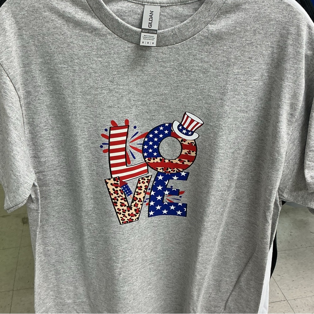 Gildan Gray Short Sleeve Tee with Patriotic Design Women’s Size Medium
